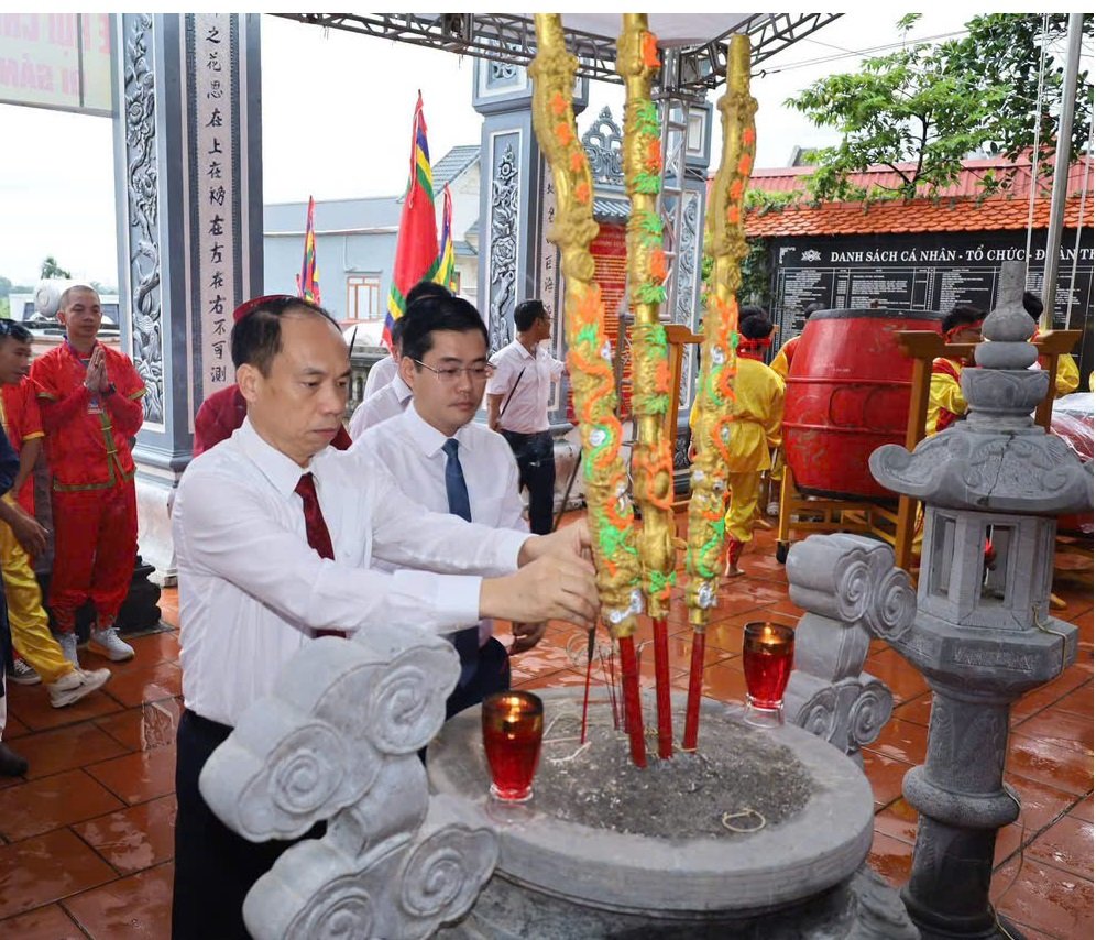 Lãnh đạo Đảng ủy, UBND phường dâng hương tại Lễ rước nước. Lãnh đạo Đảng ủy, UBND phường dâng hương tại Lễ rước nước.