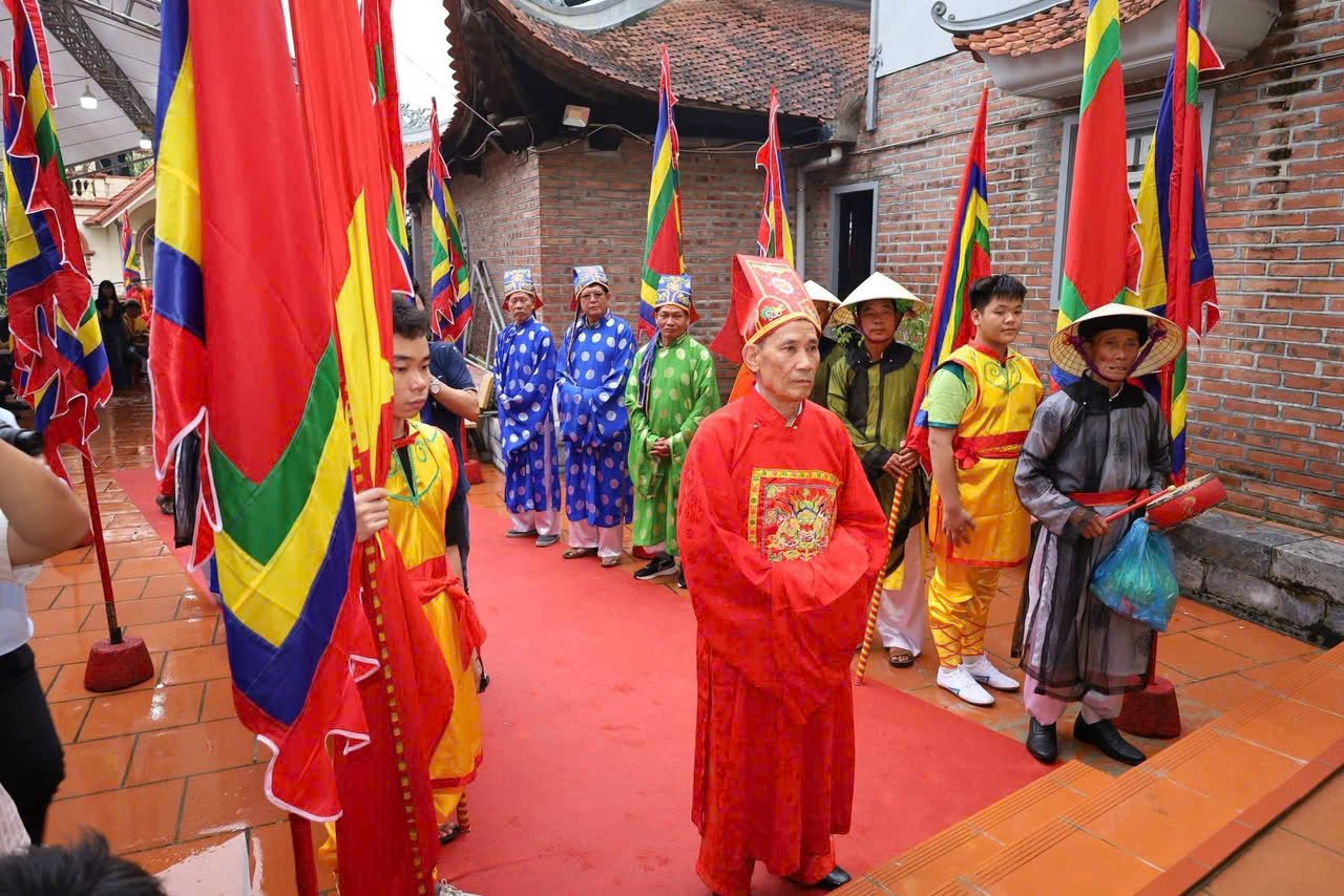 Nghi thức rước nước được thực hiện trang trọng, thành kính. Nghi thức rước nước được thực hiện trang trọng, thành kính.