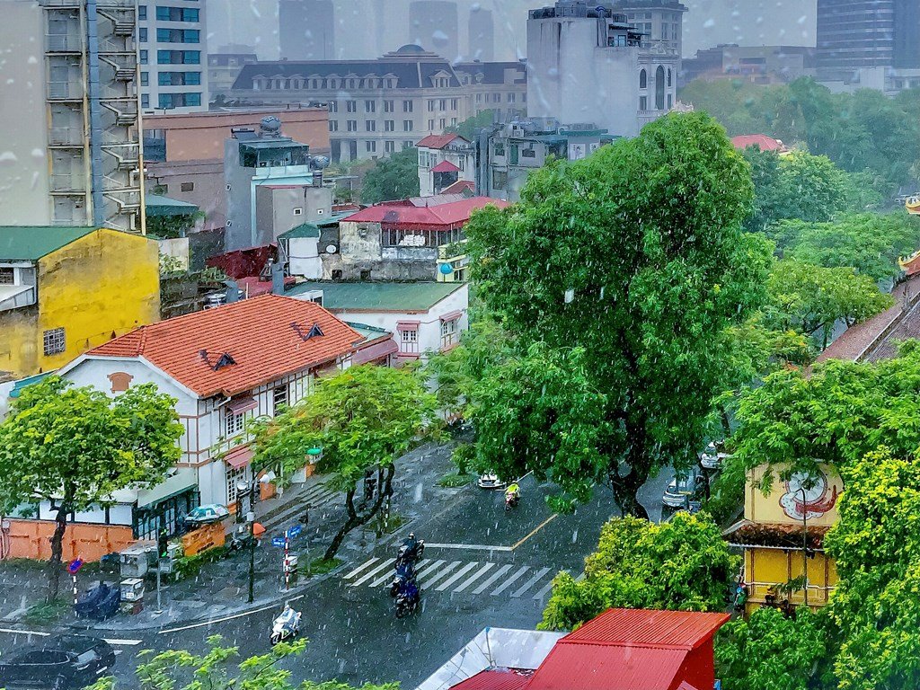 Mưa lớn tiếp diễn tại nhiều khu vực Bắc Bộ, nguy cơ ngập &uacute;ng v&agrave; sạt lở đất gia tăng.