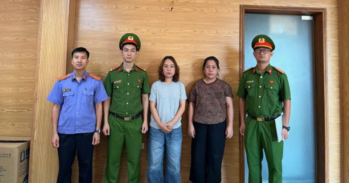 Hai bị can tại cơ quan công an. (Ảnh: Công an TP Hà Nội) Hai bị can tại cơ quan công an. (Ảnh: Công an TP Hà Nội)