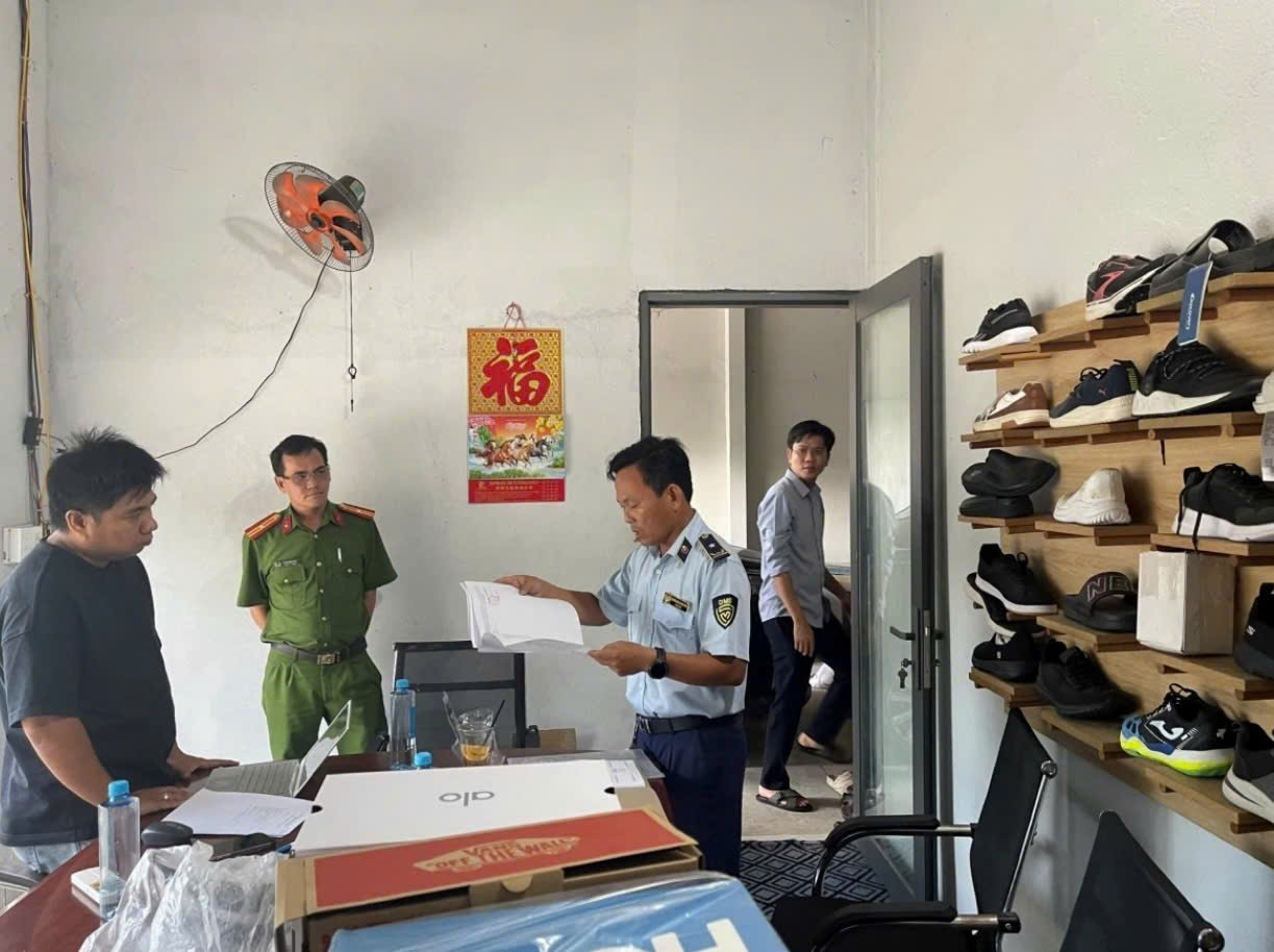 Hàng hóa có dấu hiệu giả mạo nhãn hiệu được lực lượng chức năng lập biên bản, tạm giữ để tiếp tục xác minh, xử lý. (Ảnh: QLTT TP. Hồ Chí Minh) Hàng hóa có dấu hiệu giả mạo nhãn hiệu được lực lượng chức năng lập biên bản, tạm giữ để tiếp tục xác minh, xử lý. (Ảnh: QLTT TP. Hồ Chí Minh)