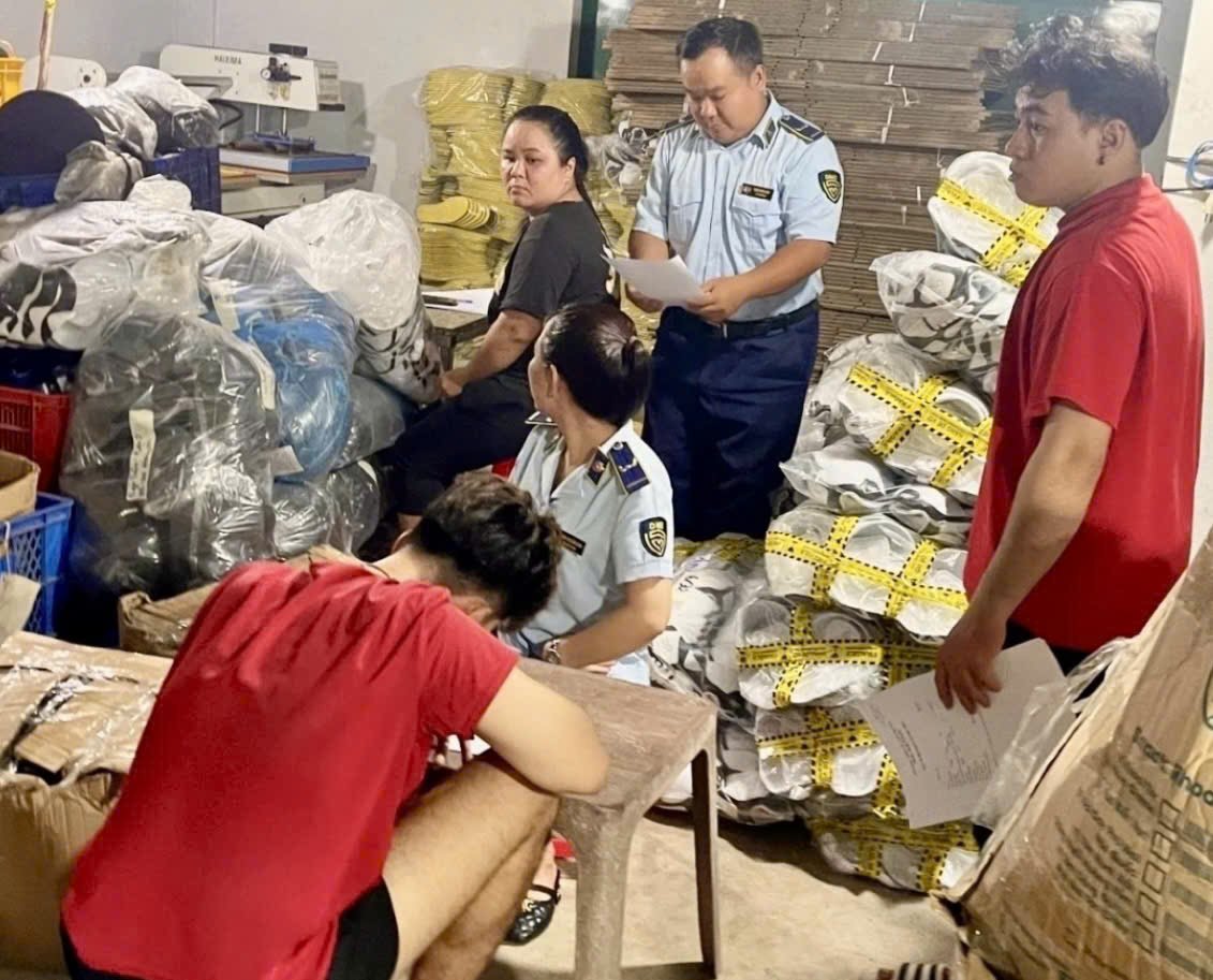 Lực lượng Quản lý thị trường TP. Hồ Chí Minh kiểm tra số hàng hóa có dấu hiệu giả mạo nhãn hiệu. (Ảnh: QLTT TP. Hồ Chí Minh) Lực lượng Quản lý thị trường TP. Hồ Chí Minh kiểm tra số hàng hóa có dấu hiệu giả mạo nhãn hiệu. (Ảnh: QLTT TP. Hồ Chí Minh)