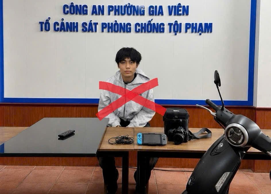 Đối tượng Nguyễn Đăng Trường Giang cùng các tang vật thu giữ trong vụ việc. (Ảnh: Công an TP Hải Phòng) Đối tượng Nguyễn Đăng Trường Giang cùng các tang vật thu giữ trong vụ việc. (Ảnh: Công an TP Hải Phòng)