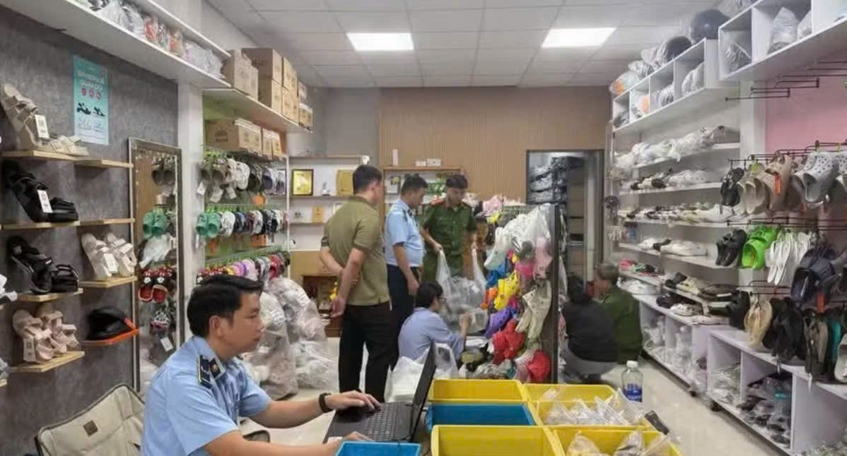 748 đ&ocirc;i d&eacute;p giả mạo nh&atilde;n hiệu CROCS được lực lượng chức năng ph&aacute;t hiện, thu giữ để phục vụ c&ocirc;ng t&aacute;c điều tra. (Ảnh: Ngọc Tr&acirc;m)