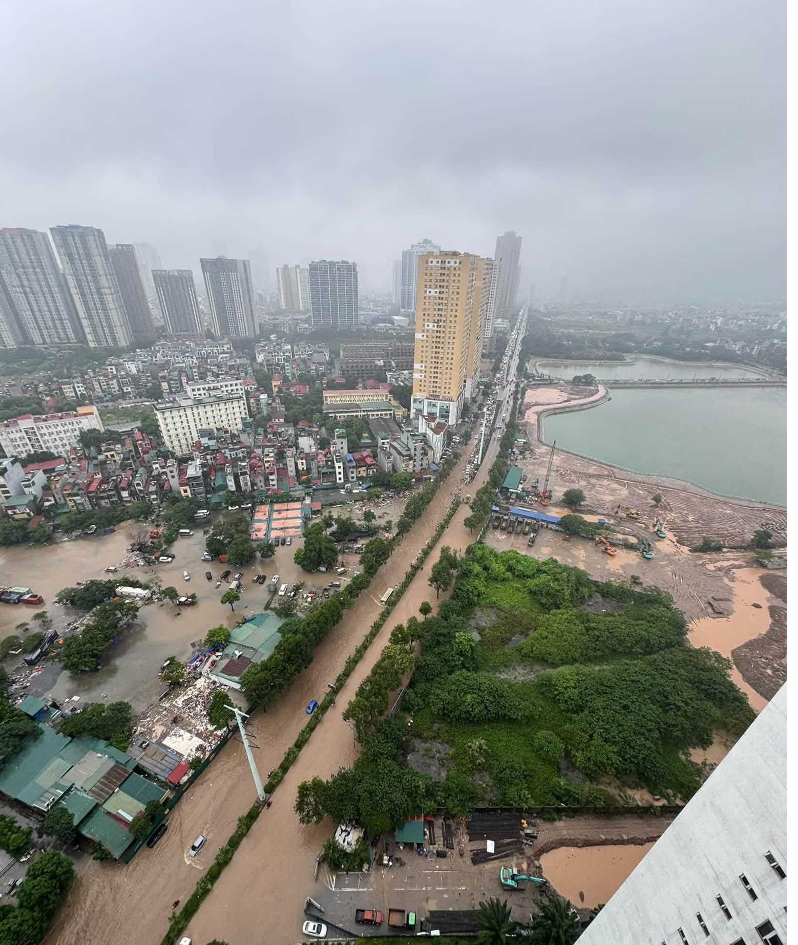 Đường Tố Hữu (H&agrave; Nội) ngập s&acirc;u, nhiều phương tiện phải quay đầu