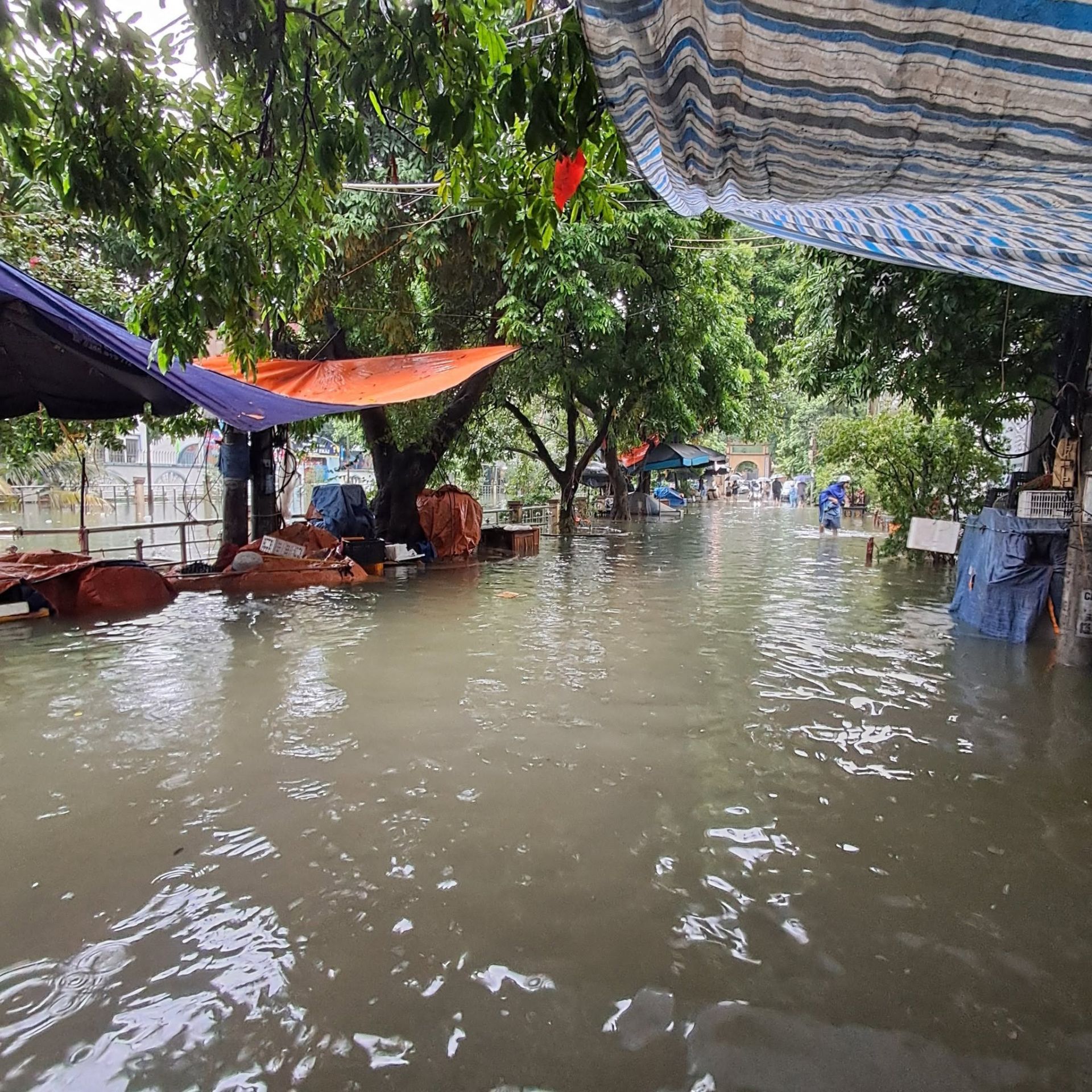 Nhiều khu vực ở H&agrave; Nội ngập s&acirc;u trong biển nước
