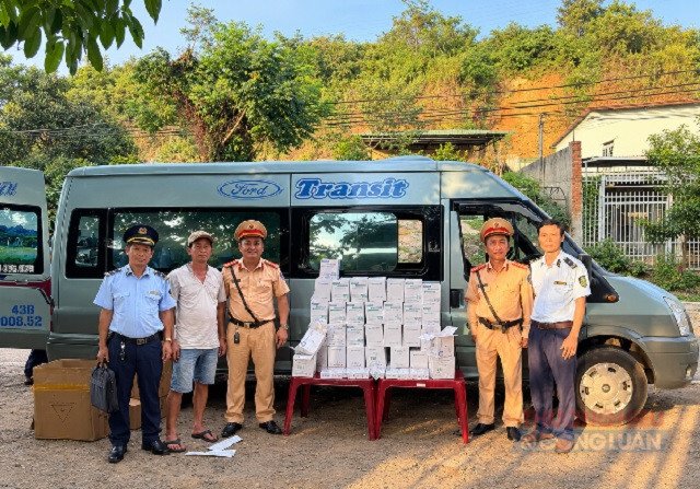 Xe 49D-003.XX và tang vật đang được lực lượng làm nhiệm vụ kiểm tra. Ảnh: Đội QLTT số 2 Xe 49D-003.XX và tang vật đang được lực lượng làm nhiệm vụ kiểm tra. Ảnh: Đội QLTT số 2