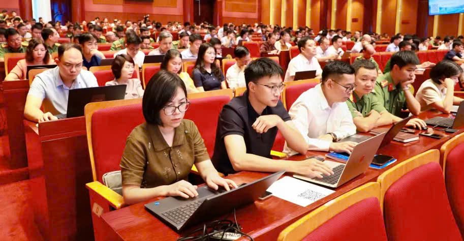 C&aacute;c đại biểu tập trung nghi&ecirc;n cứu, học tập c&aacute;c nội dung được truyền đạt tại hội nghị