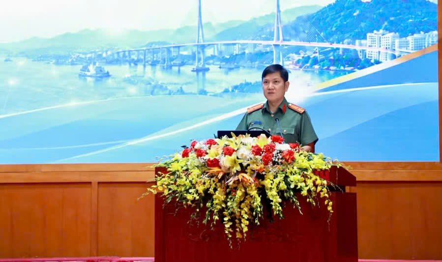 Đại diện l&atilde;nh đạo C&ocirc;ng an th&agrave;nh phố Quảng Ninh ph&aacute;t biểu qu&aacute;n triệt hội nghị