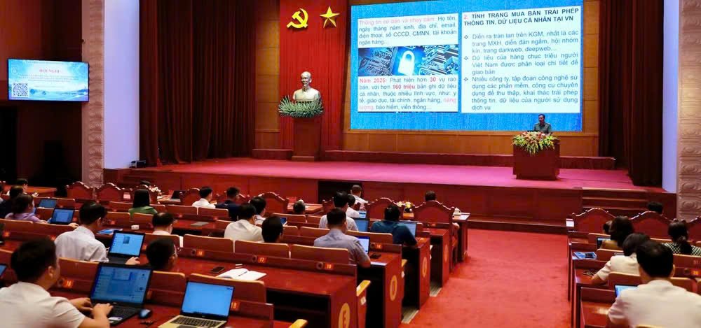 C&aacute;c đại biểu nghe b&aacute;o c&aacute;o vi&ecirc;n truyền đạt chuy&ecirc;n đề về nhận diện nguy cơ v&agrave; c&aacute;c biện ph&aacute;p nhằm bảo vệ dữ liệu c&aacute; nh&acirc;n
