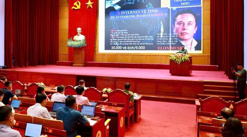 Đại diện l&atilde;nh đạo Cục An ninh mạng v&agrave; ph&ograve;ng, chống tội phạm sử dụng c&ocirc;ng nghệ cao (Bộ C&ocirc;ng an) truyền đạt chuy&ecirc;n đề chuy&ecirc;n s&acirc;u về những nội dung mới, cốt l&otilde;i của Luật An ninh mạng