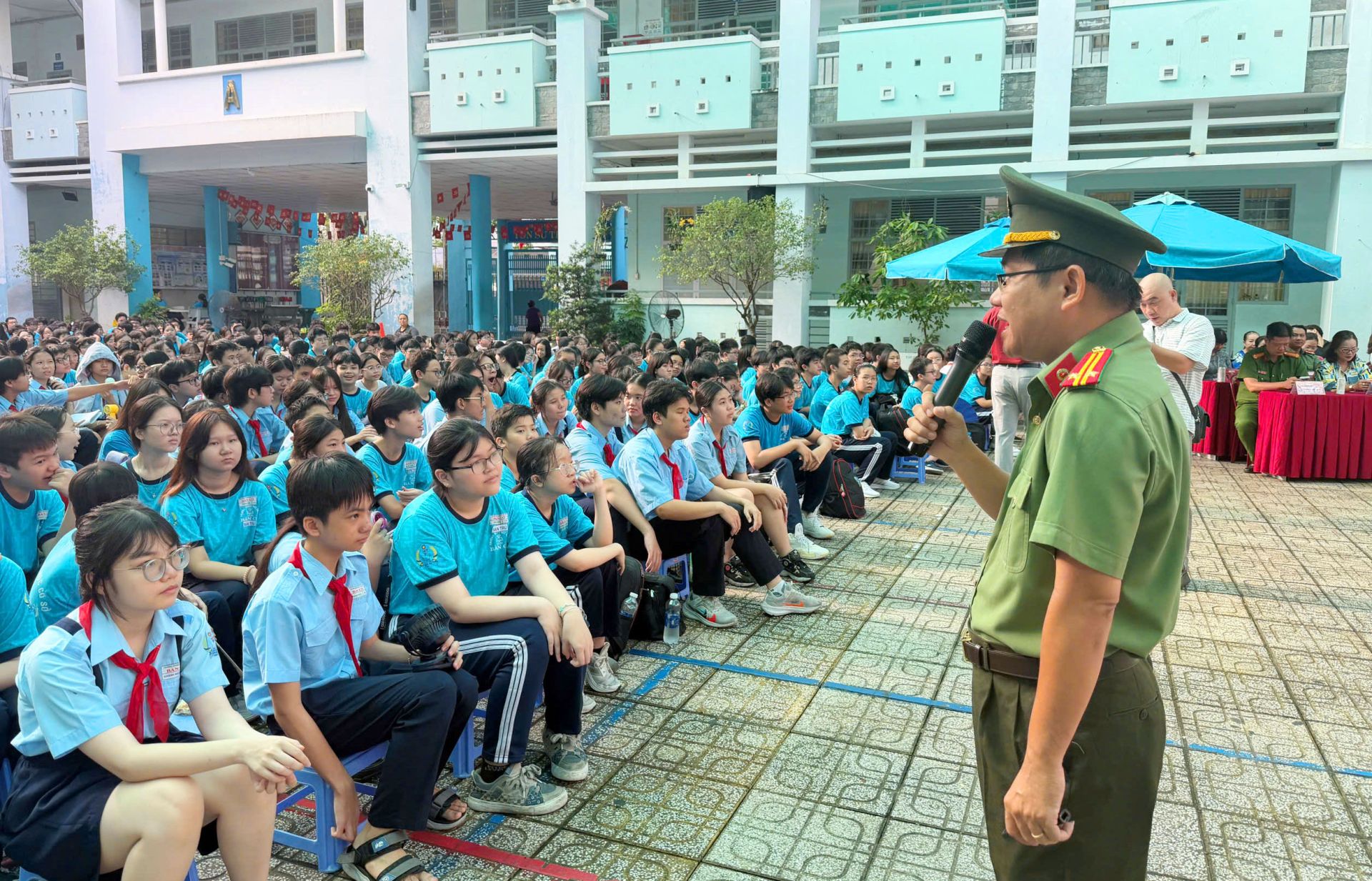 Công an TP.HCM tuyên truyền, hướng dẫn kỹ năng phòng tránh bạo lực học đường cho học sinh Trường THCS Bàn Cờ bằng nhiều tình huống thực tế. Công an TP.HCM tuyên truyền, hướng dẫn kỹ năng phòng tránh bạo lực học đường cho học sinh Trường THCS Bàn Cờ bằng nhiều tình huống thực tế.
