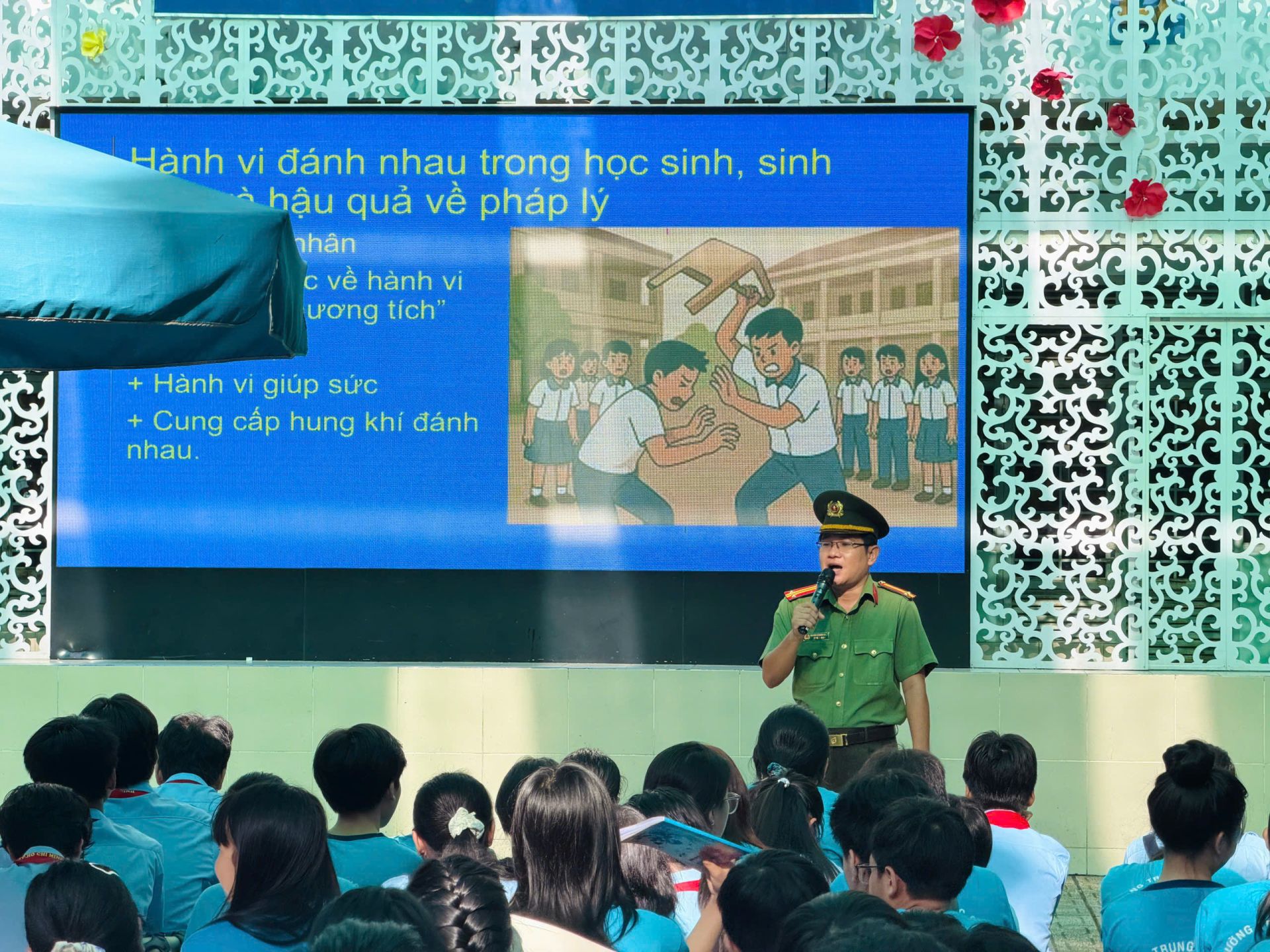 Chuyên gia cho rằng gia đình cần chuyển từ việc chỉ kiểm soát sang trò chuyện và đồng hành; nhà trường cần giúp học sinh có kỹ năng chọn lọc thông tin, tư duy phản biện, kiểm soát cảm xúc và ứng xử văn hóa. Chuyên gia cho rằng gia đình cần chuyển từ việc chỉ kiểm soát sang trò chuyện và đồng hành; nhà trường cần giúp học sinh có kỹ năng chọn lọc thông tin, tư duy phản biện, kiểm soát cảm xúc và ứng xử văn hóa.