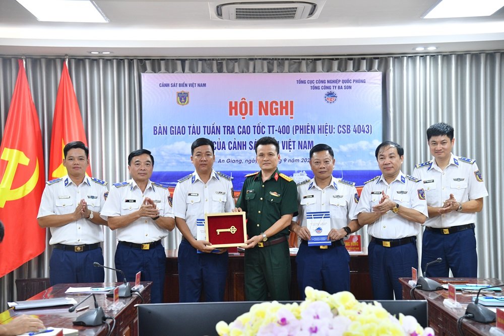 Đại diện Tổng c&ocirc;ng ty Ba Son b&agrave;n giao ch&igrave;a kh&oacute;a sử dụng cho T&agrave;u CSB 4043.