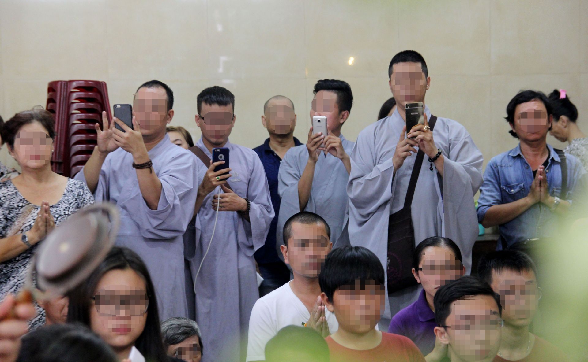 Nh&oacute;m người bất chấp quay phim, ph&aacute;t trực tiếp (livestream) tại c&aacute;c đ&aacute;m tang nhằm c&acirc;u view, kiếm tương t&aacute;c tr&ecirc;n mạng x&atilde; hội.