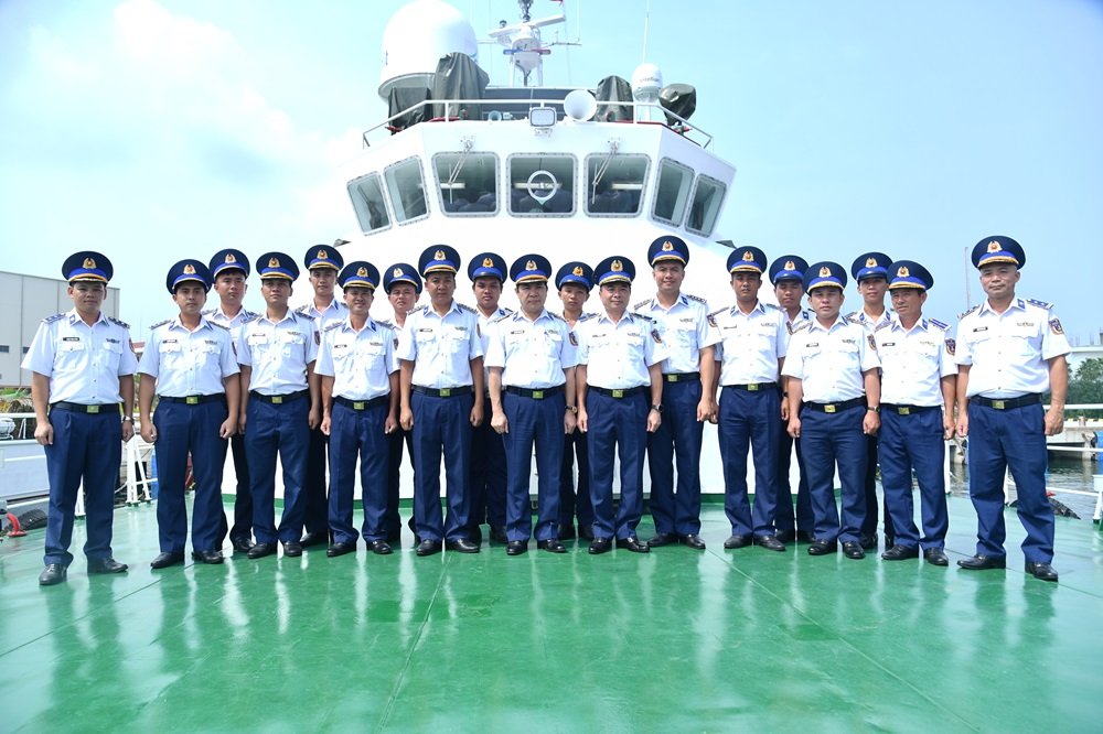 C&aacute;c Thủ trưởng v&agrave; chỉ huy c&aacute;c cơ quan chức năng chụp ảnh lưu niệm với c&aacute;n bộ, chiến sĩ T&agrave;u CSB 4043.