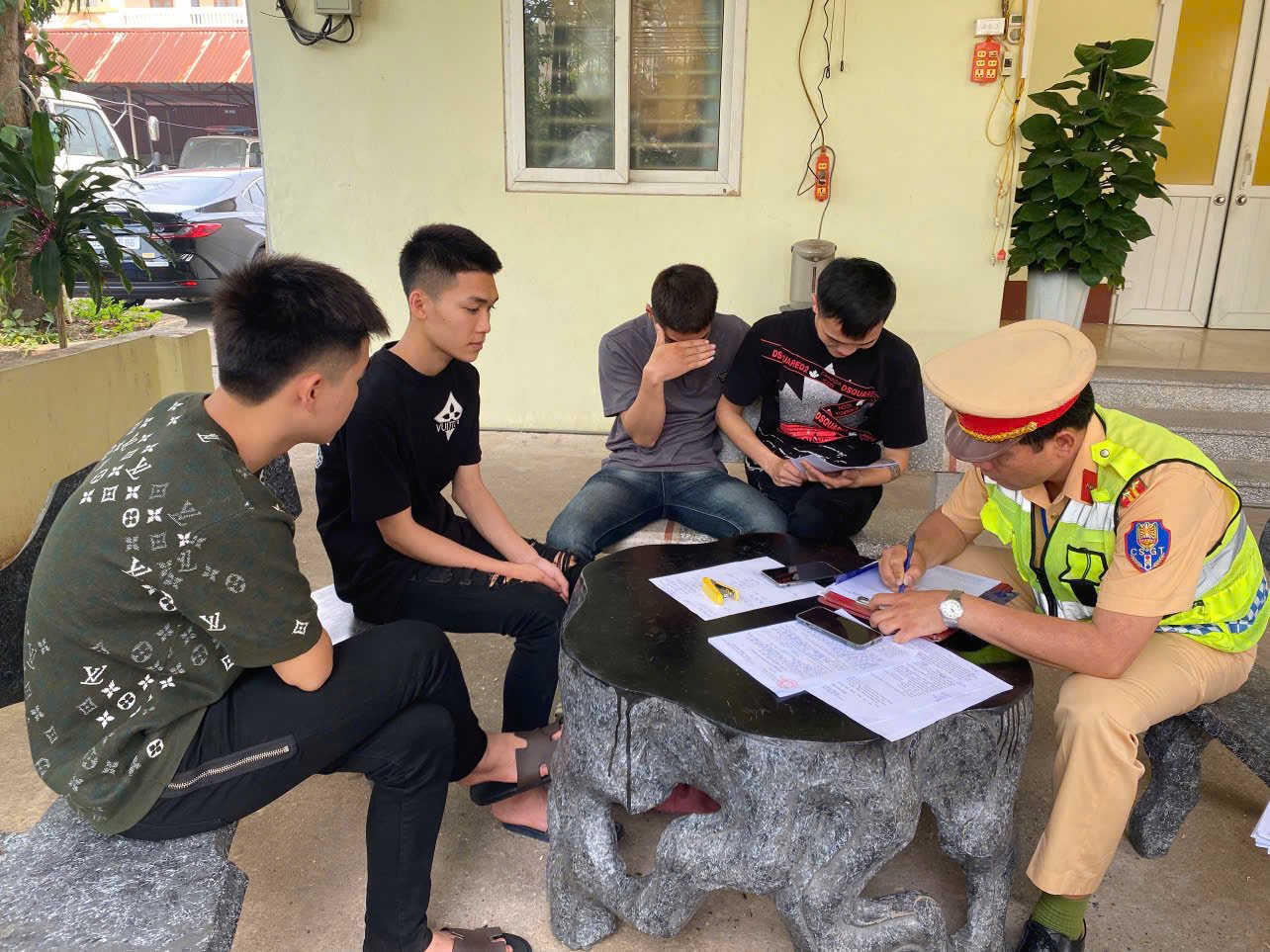 Lực lượng Cảnh s&aacute;t giao th&ocirc;ng C&ocirc;ng an tỉnh Hưng Y&ecirc;n l&agrave;m việc với c&aacute;c đối tượng vi phạm.