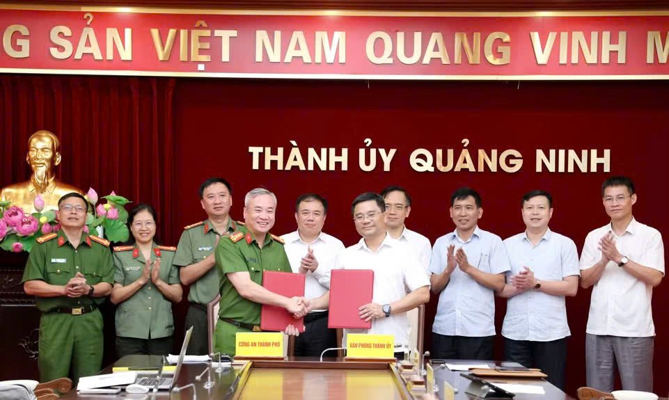 Văn ph&ograve;ng Th&agrave;nh ủy tổ chức k&yacute; b&agrave;n giao nhiệm vụ Cơ quan Thường trực Ban Chỉ đạo Ph&aacute;t triển khoa học, c&ocirc;ng nghệ, đổi mới s&aacute;ng tạo v&agrave; chuyển đổi số th&agrave;nh phố Quảng Ninh về C&ocirc;ng an th&agrave;nh phố