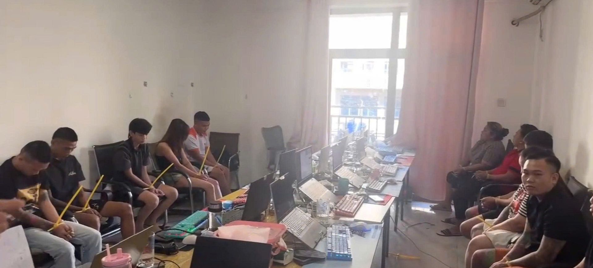Hiện trường khi Ban chuyên án đột kích. Ảnh: Công an tỉnh Lào Cai. Hiện trường khi Ban chuyên án đột kích. Ảnh: Công an tỉnh Lào Cai.