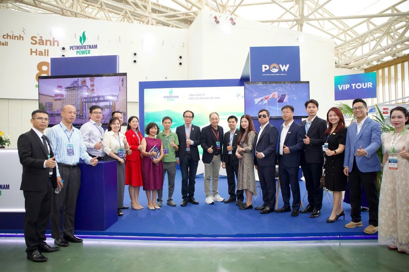 Ban L&atilde;nh đạo PV Power - nhà tài trợ chụp c&ugrave;ng Ban tổ chức triển l&atilde;m. Ảnh: BTC