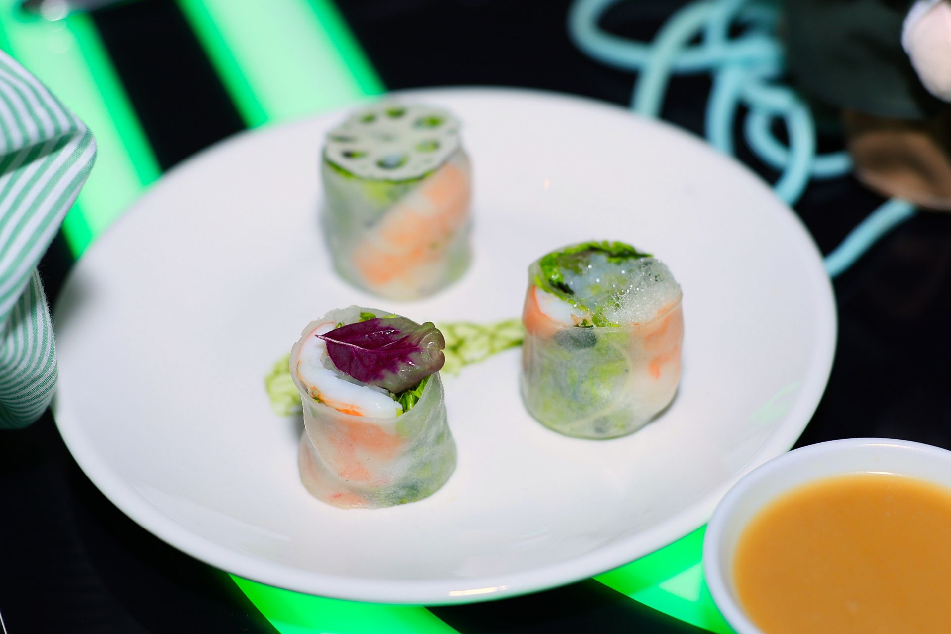 Phi&ecirc;n bản nước sốt mới l&agrave;m dậy vị những nguy&ecirc;n liệu b&ecirc;n trong gỏi cuốn, khiến m&oacute;n ăn trở n&ecirc;n mới mẻ hơn (Ảnh: Bia Saigon)
