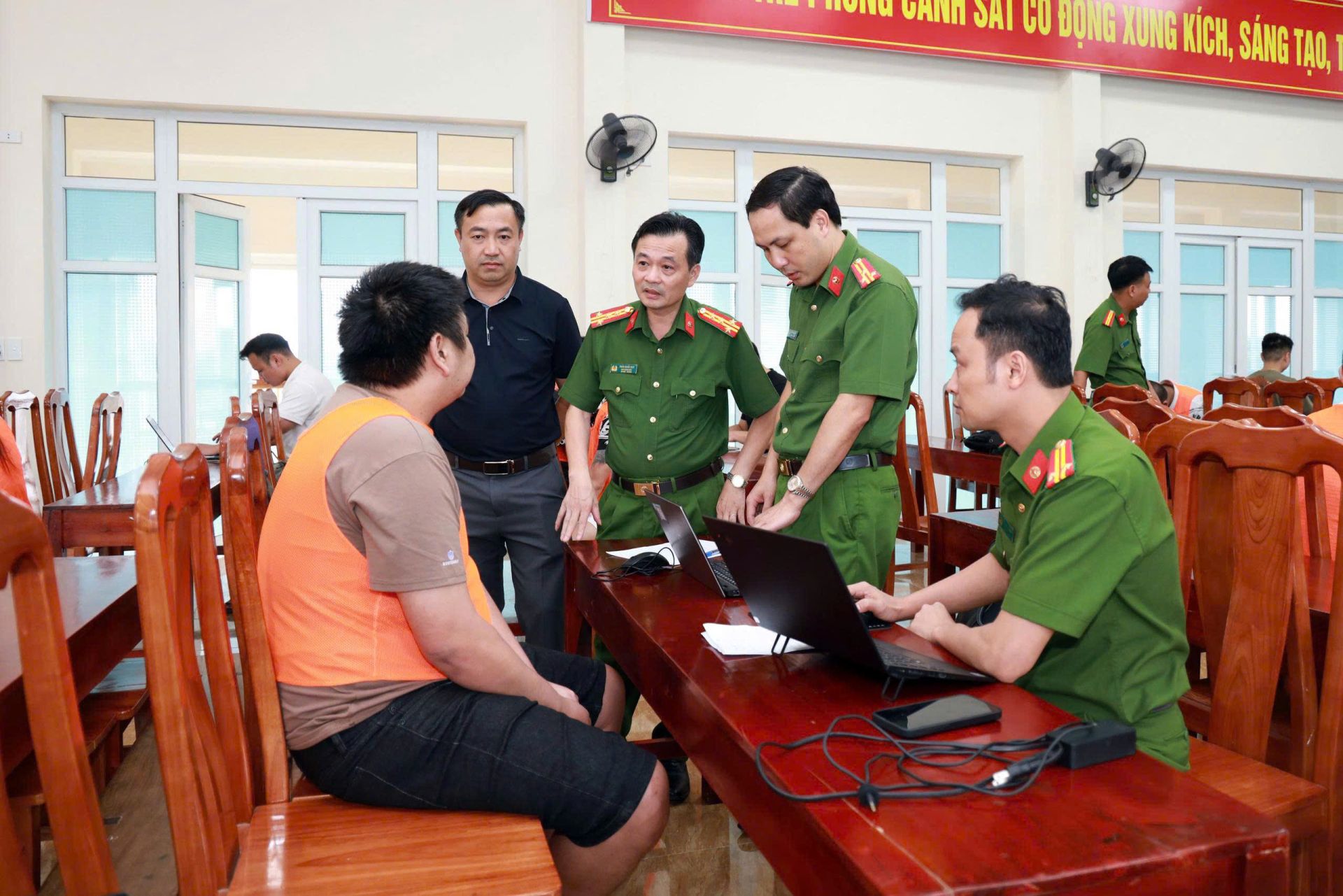 Đại tá Trần Quốc Huy - Phó Giám đốc Công an tỉnh Lào Cai trực tiếp đấu tranh với đối tượng trong đường dây. Đại tá Trần Quốc Huy - Phó Giám đốc Công an tỉnh Lào Cai trực tiếp đấu tranh với đối tượng trong đường dây.