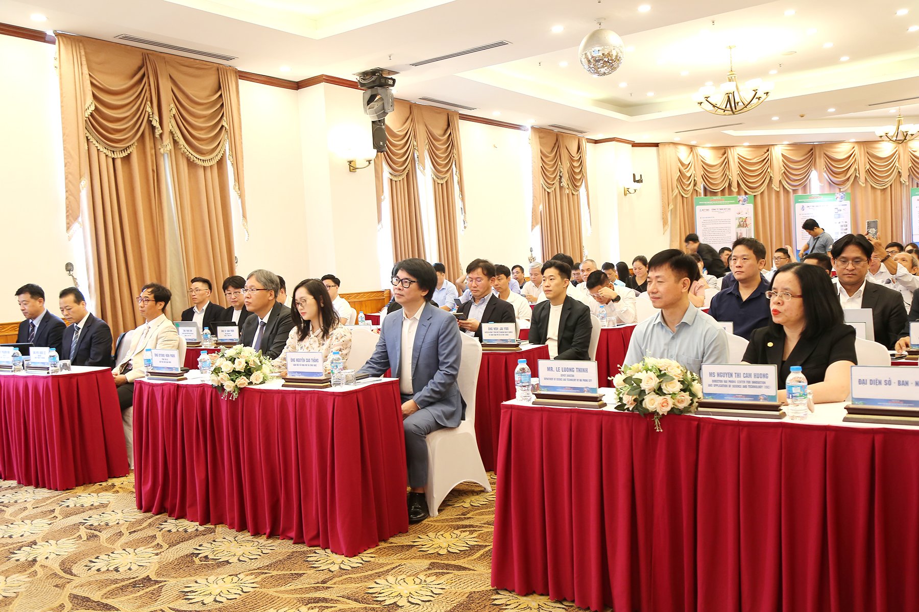 Đại biểu dự Phiên kết nối. Đại biểu dự Phiên kết nối.