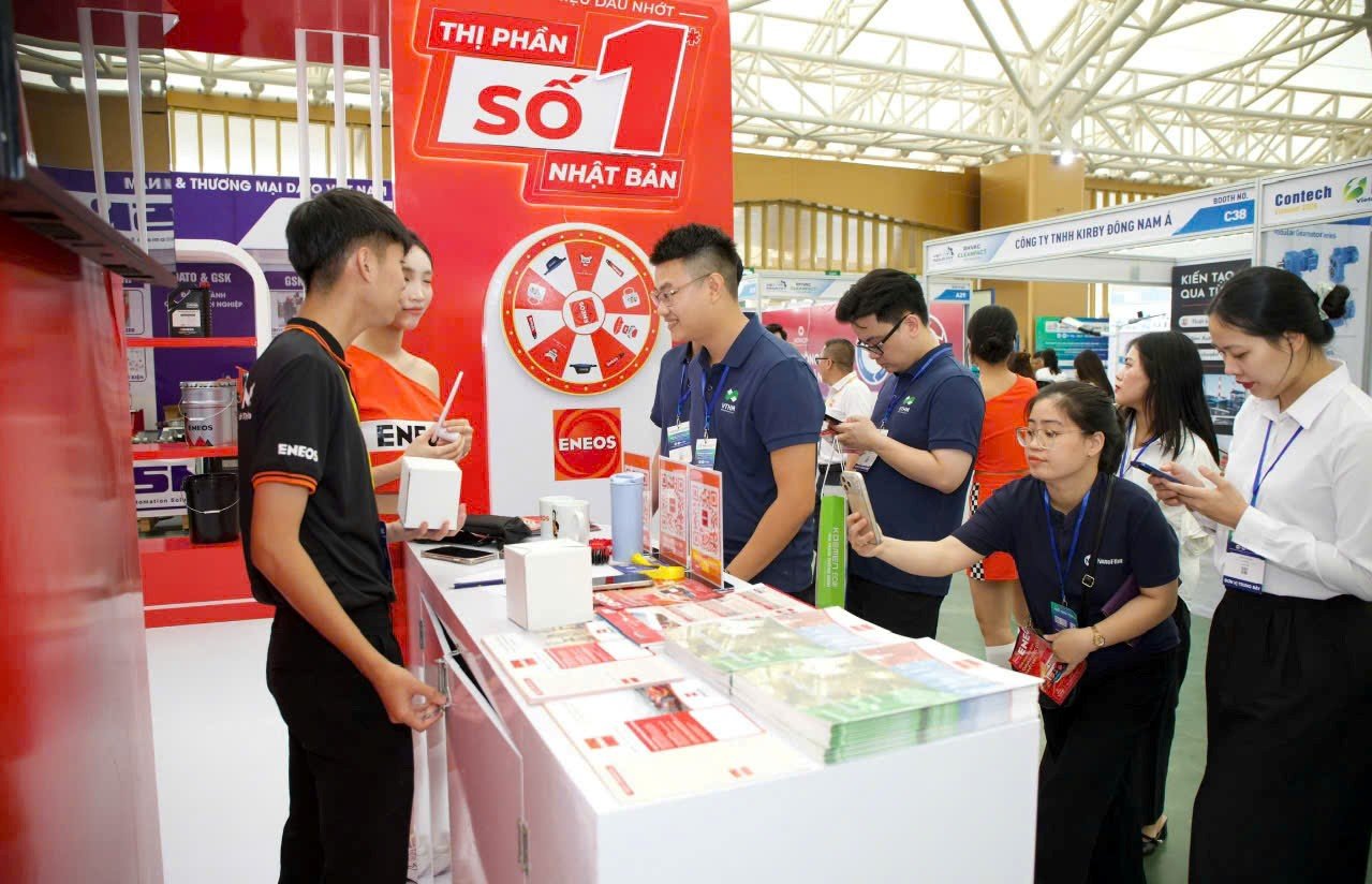 Gian h&agrave;ng tại triển l&atilde;m thu h&uacute;t đ&ocirc;ng đảo c&ocirc;ng ch&uacute;ng tham quan. Ảnh: BTC