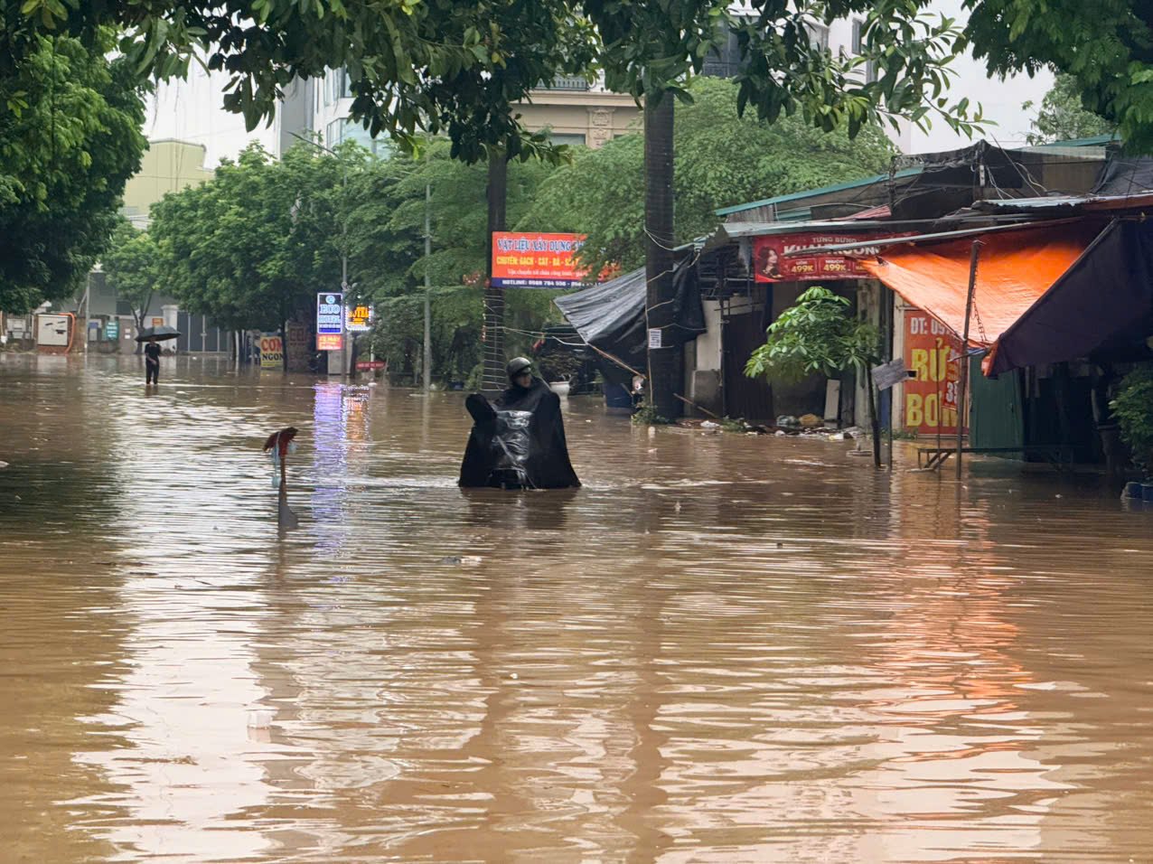 Nhiều tuyến đường tại Hà Nội ngập sâu ngày 17/9, khiến việc di chuyển rất khó khăn. Nhiều tuyến đường tại Hà Nội ngập sâu ngày 17/9, khiến việc di chuyển rất khó khăn.