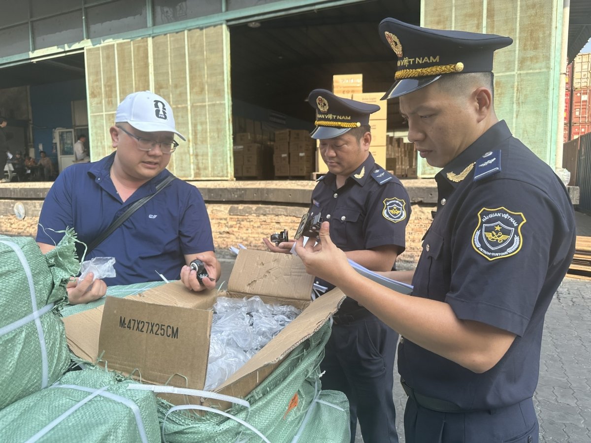 C&ocirc;ng chức ng&agrave;nh Hải quan kiểm tra h&agrave;ng h&oacute;a xuất nhập khẩu. Ảnh: kv02.customs.gov.vn