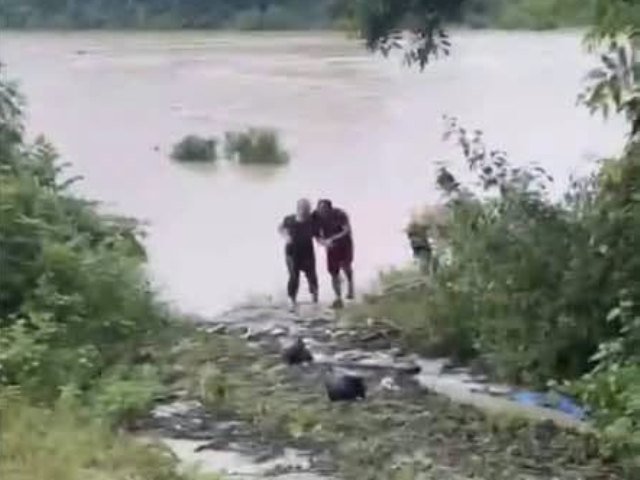 Sau một thời gian vật lộn với d&ograve;ng nước chảy xiết, anh Cao đưa được b&agrave; Anh v&agrave;o bờ an to&agrave;n.