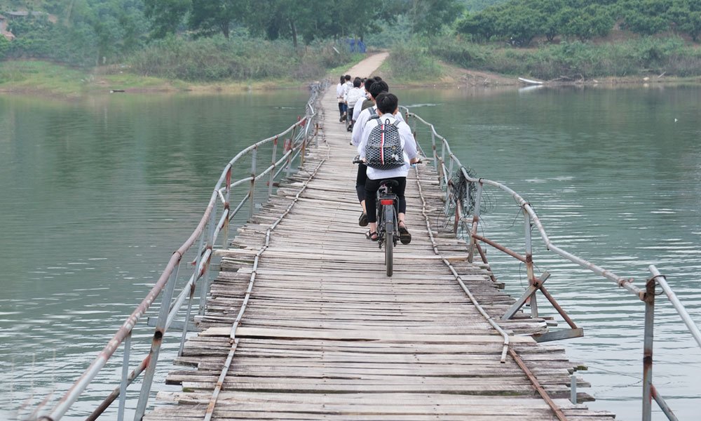 Học sinh x&atilde; Sơn Hải đến trường qua cầu phao tại khu vực l&ograve;ng hồ Cấm Sơn.
