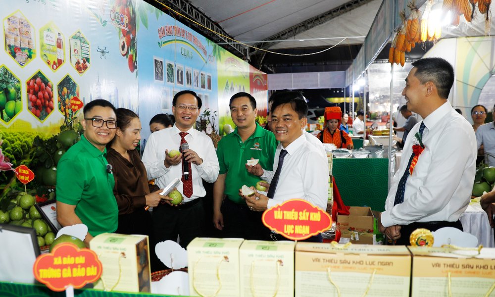 Đồng ch&iacute; Phạm Văn Thịnh v&agrave; c&aacute;c đại biểu tham gia phi&ecirc;n Livestream b&aacute;n h&agrave;ng tại phi&ecirc;n chợ N&ocirc;ng sản an to&agrave;n tỉnh Bắc Ninh năm 2026.