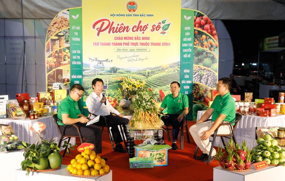 Đồng ch&iacute; Nguyễn Xu&acirc;n Định, Ph&oacute; Chủ tịch Ban Chấp h&agrave;nh Trung ương Hội N&ocirc;ng d&acirc;n Việt Nam c&ugrave;ng c&aacute;c đại biểu giao lưu trực tuyến tại phi&ecirc;n chợ N&ocirc;ng sản an to&agrave;n tỉnh Bắc Ninh năm 2026.