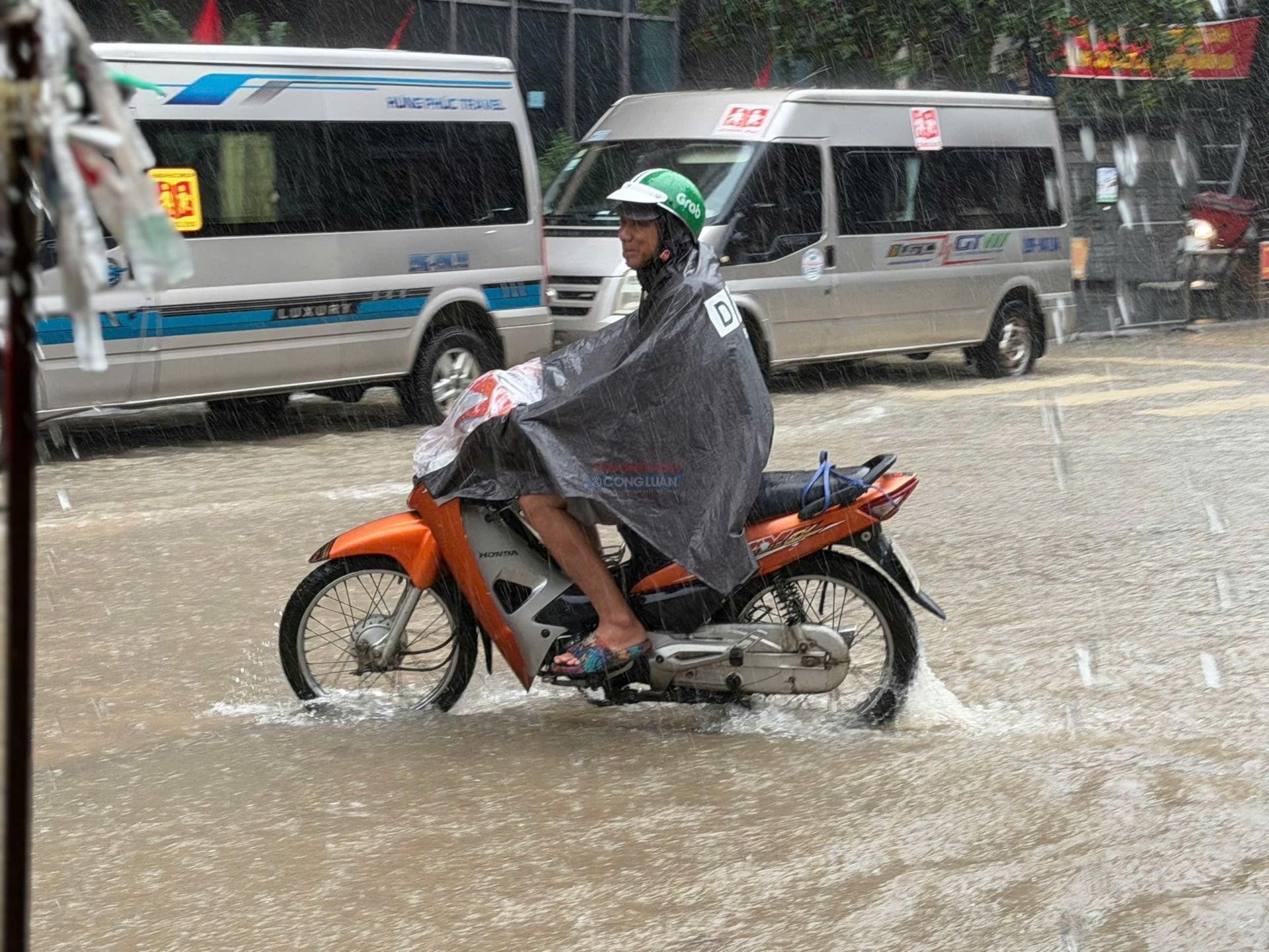 Trận mưa lớn từ đêm 16 đến sáng 17/9 khiến nhiều tuyến đường Hà Nội ngập sâu Trận mưa lớn từ đêm 16 đến sáng 17/9 khiến nhiều tuyến đường Hà Nội ngập sâu