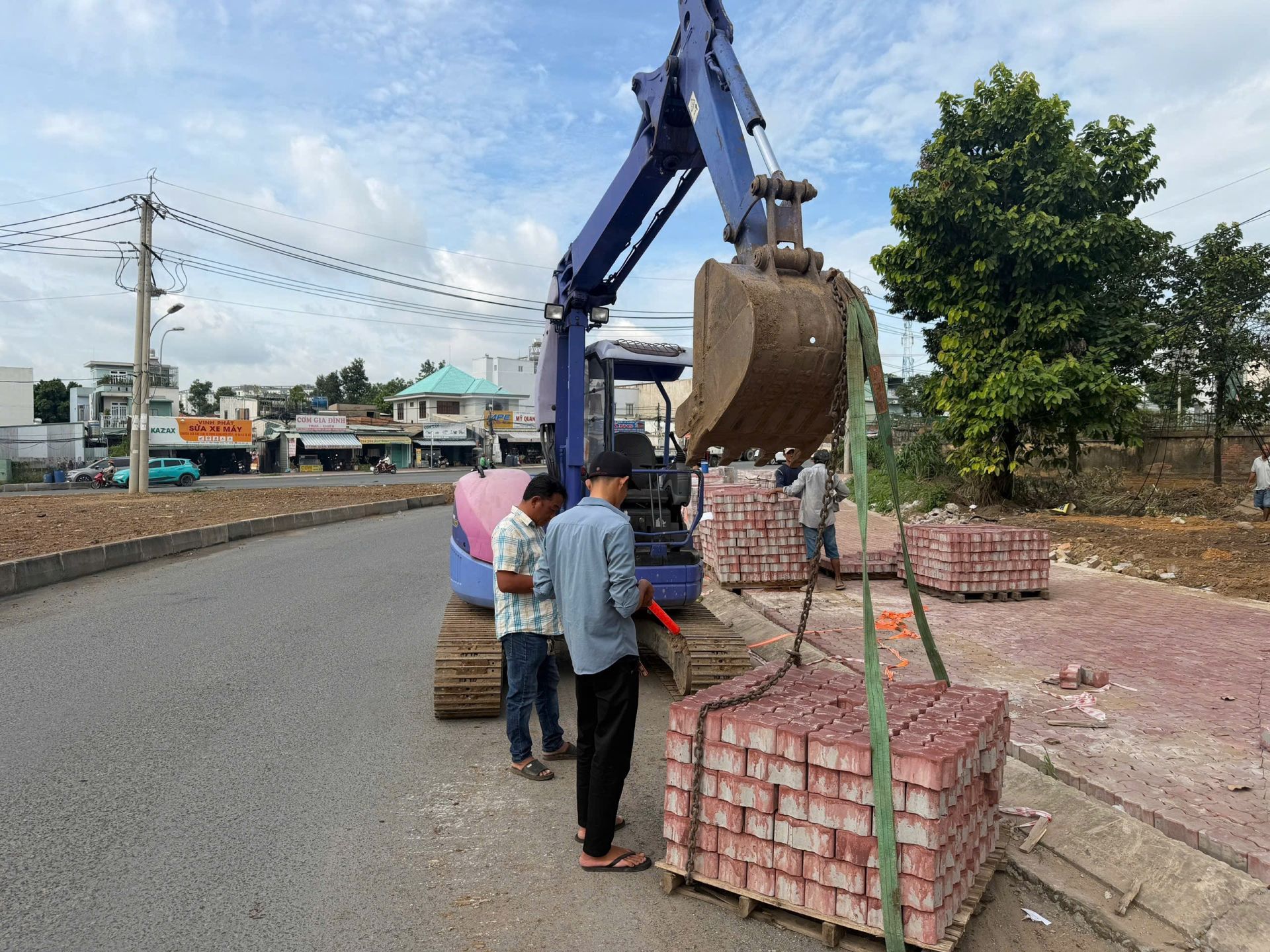 Khu vực thi c&ocirc;ng tr&ecirc;n đường Ho&agrave;ng Hữu Nam, phường Long B&igrave;nh, TP.HCM, nơi lực lượng chức năng ph&aacute;t hiện vi phạm.