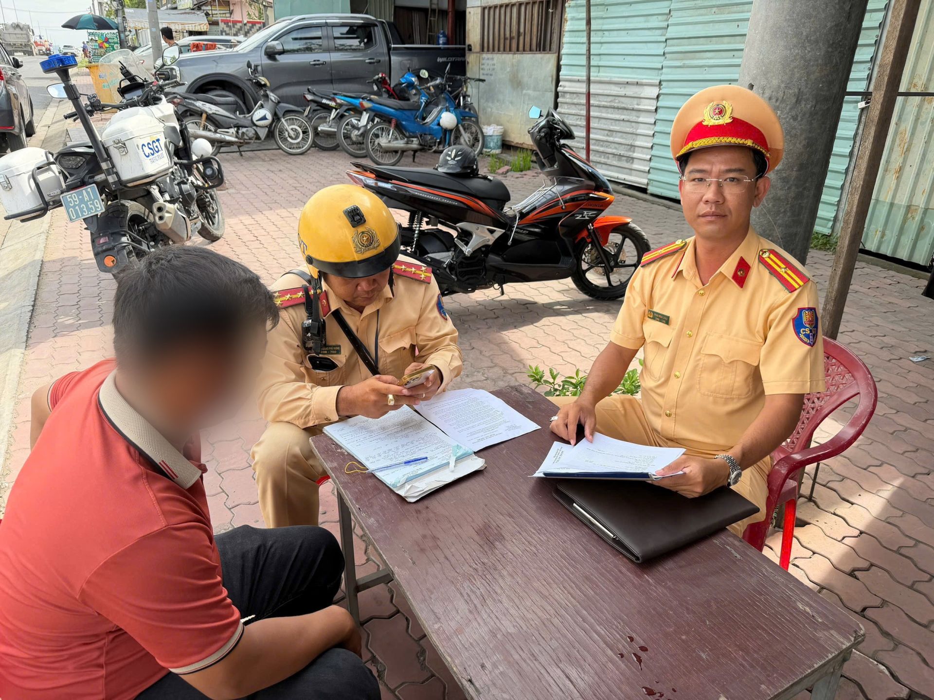 Lực lượng CSGT Rạch Chiếc kiểm tra, lập bi&ecirc;n bản xử l&yacute; vi phạm trong hoạt động thi c&ocirc;ng tr&ecirc;n đường bộ.