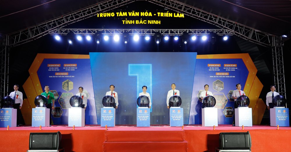 C&aacute;c đại biểu nhấn n&uacute;t khai mạc hội chợ.