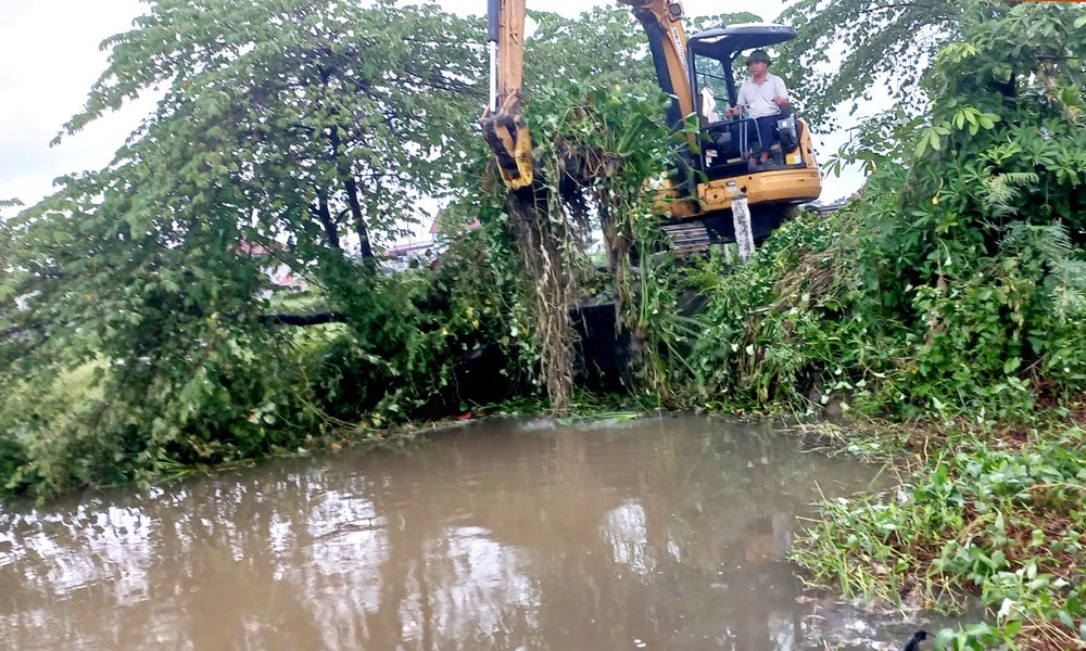 Xã Xuân Cẩm dành kinh phí thuê nhân công, thiết bị tổ chức nạo vét bùn đất, vật cản trên các tuyến kênh. Xã Xuân Cẩm dành kinh phí thuê nhân công, thiết bị tổ chức nạo vét bùn đất, vật cản trên các tuyến kênh.