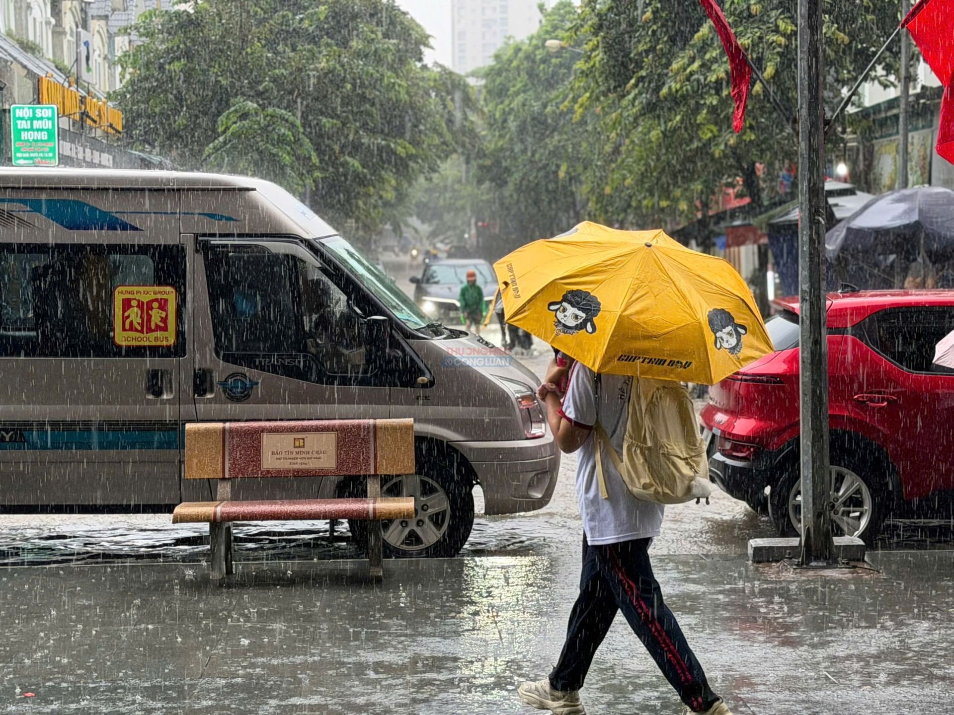 Nhà trường phải thông tin kịp thời cho phụ huynh khi có thay đổi về thời gian hoặc hình thức học; đồng thời không để học sinh tự ý di chuyển qua khu vực ngập sâu, nước chảy xiết hoặc những nơi đã được cảnh báo nguy hiểm. Ảnh minh họa Nhà trường phải thông tin kịp thời cho phụ huynh khi có thay đổi về thời gian hoặc hình thức học; đồng thời không để học sinh tự ý di chuyển qua khu vực ngập sâu, nước chảy xiết hoặc những nơi đã được cảnh báo nguy hiểm. Ảnh minh họa