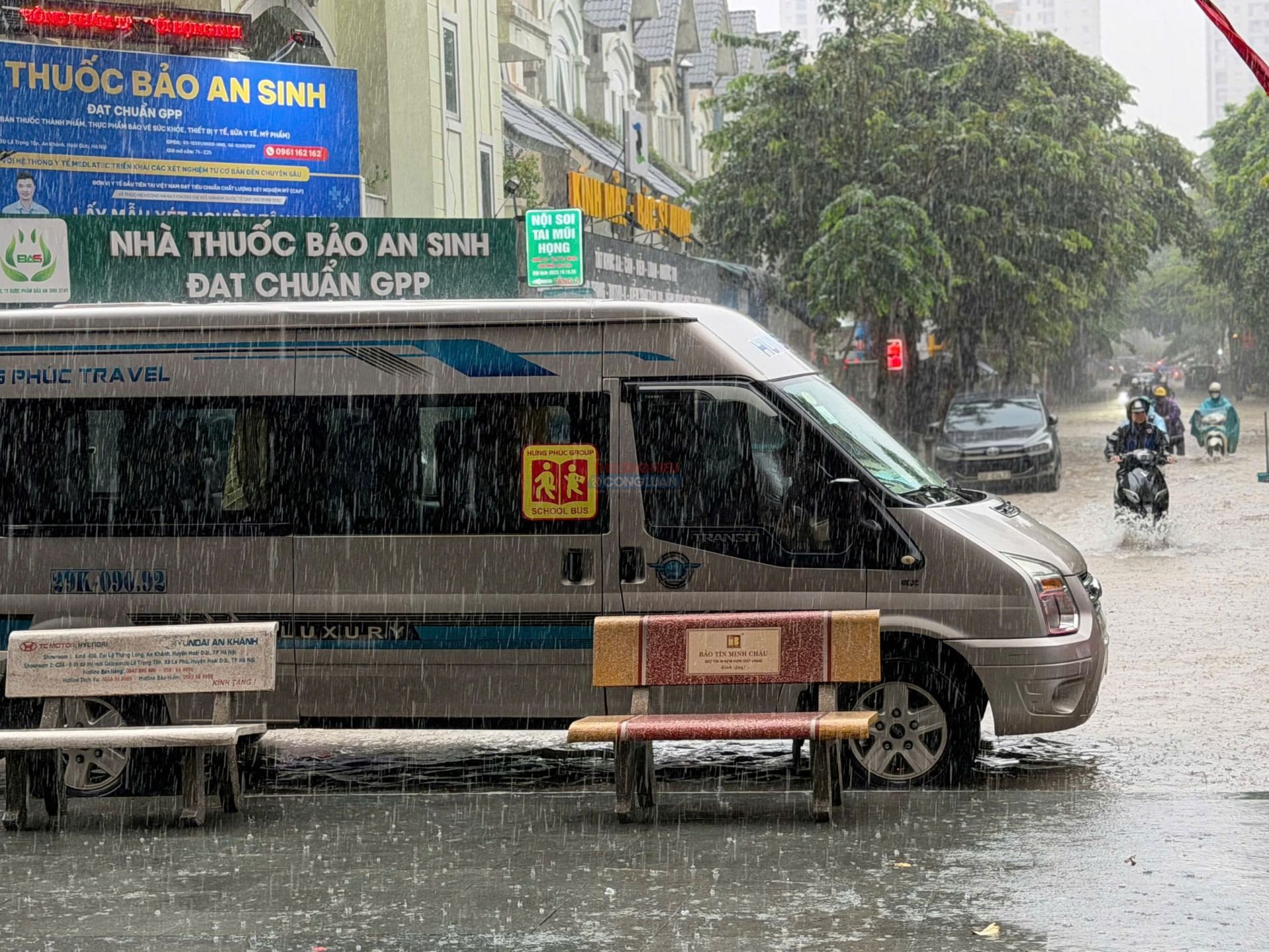 Khu vực Geleximco A thuộc địa phận xã An Khánh nhiều đoạn bị ngập sâu sáng 17/9 khiến việc di chuyển đi học của học sinh trong khu vực gặp khó khăn... Khu vực Geleximco A thuộc địa phận xã An Khánh nhiều đoạn bị ngập sâu sáng 17/9 khiến việc di chuyển đi học của học sinh trong khu vực gặp khó khăn...
