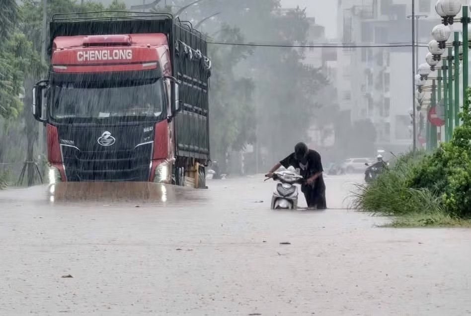Tại Hà Nội, nhiều tuyến đường ngập sâu . Ảnh: Quang Quyết/TTXVN Tại Hà Nội, nhiều tuyến đường ngập sâu . Ảnh: Quang Quyết/TTXVN