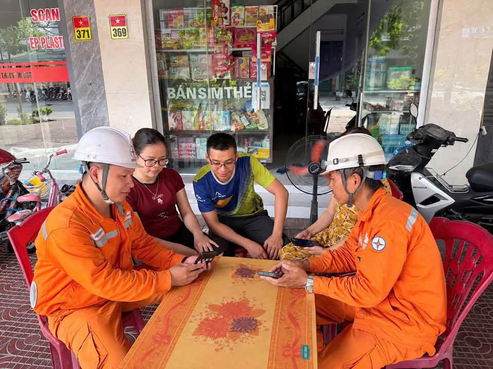 Nh&acirc;n vi&ecirc;n Điện lực Đ&ocirc;ng Triều, C&ocirc;ng ty Đi&ecirc;̣n lực Quảng Ninh tuy&ecirc;n truyền, hướng dẫn kh&aacute;ch h&agrave;ng c&agrave;i đặt ứng dụng EVN CSKH