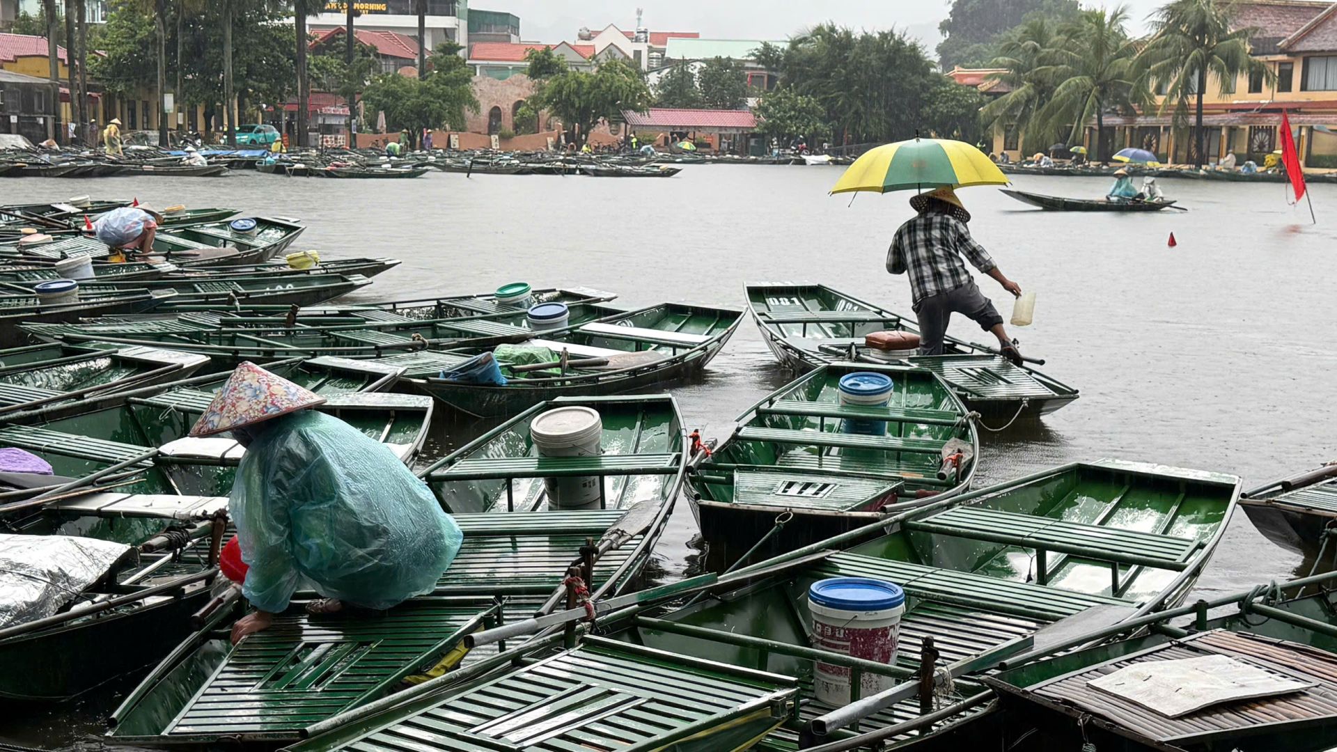 Ninh Bình điều chỉnh hoạt động du lịch, bảo đảm an toàn cho du khách trước mưa lũ Ninh Bình điều chỉnh hoạt động du lịch, bảo đảm an toàn cho du khách trước mưa lũ