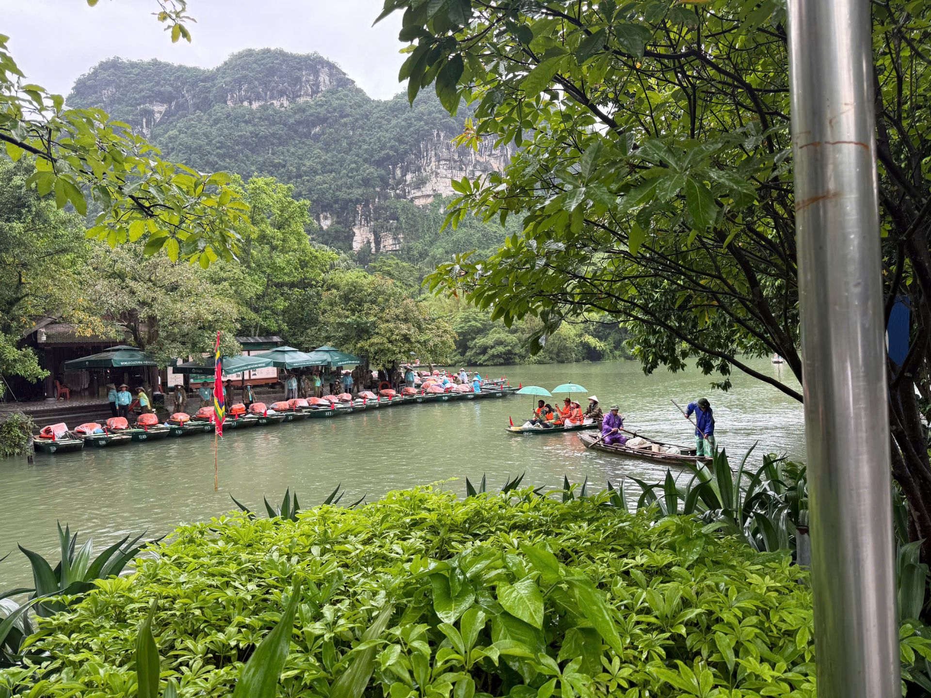 Ngành Du lịch Ninh Bình yêu cầu các đơn vị kinh doanh du lịch, ban quản lý khu, điểm du lịch thường xuyên cập nhật diễn biến thời tiết, mưa lũ Ngành Du lịch Ninh Bình yêu cầu các đơn vị kinh doanh du lịch, ban quản lý khu, điểm du lịch thường xuyên cập nhật diễn biến thời tiết, mưa lũ