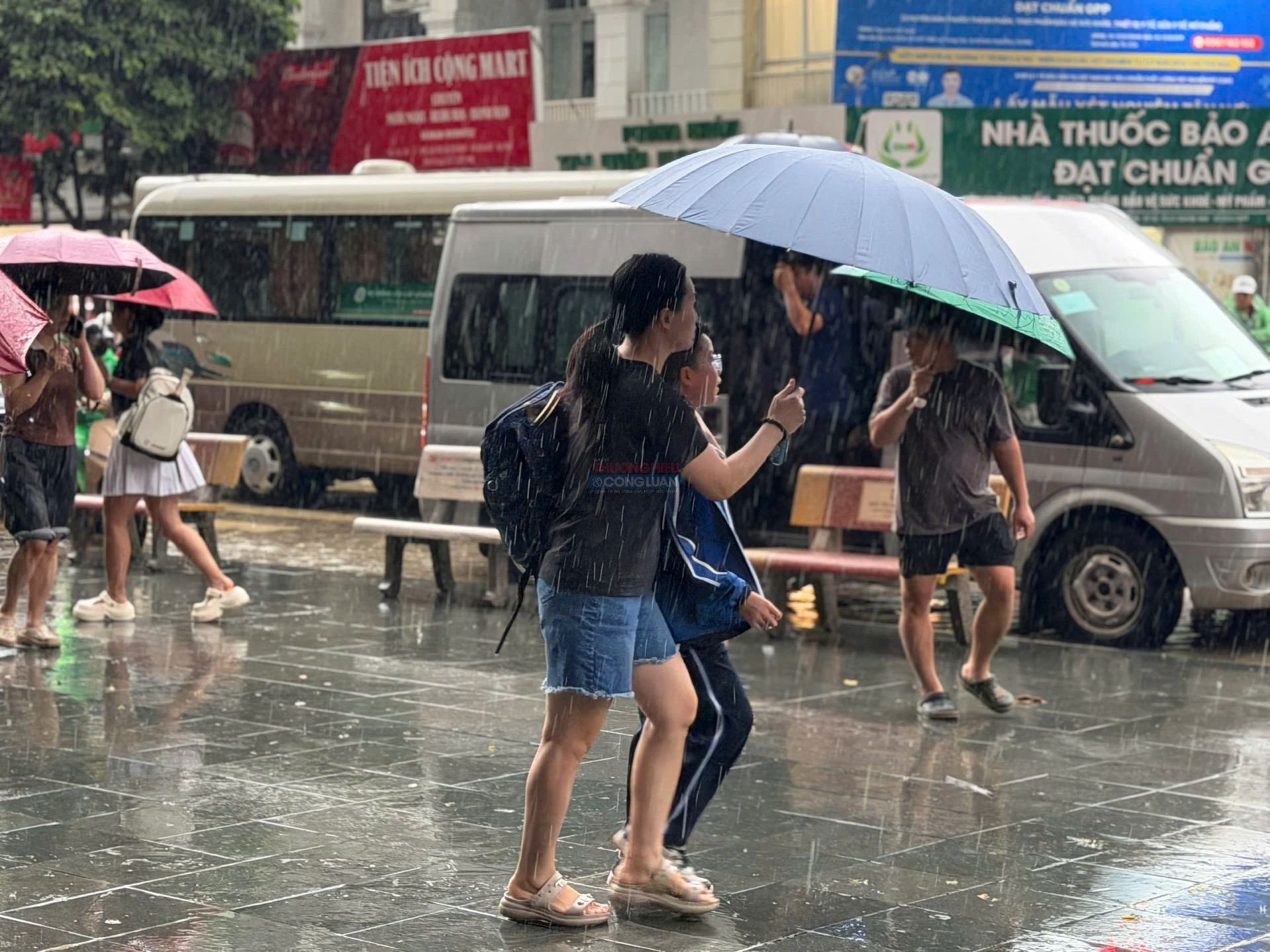 Sáng sớm 17/9, nhiều học sinh, phụ huynh vẫn phải di chuyển trong điều kiện Hà Nội mưa lớn, ngập đường để đưa con đến trường. Sáng sớm 17/9, nhiều học sinh, phụ huynh vẫn phải di chuyển trong điều kiện Hà Nội mưa lớn, ngập đường để đưa con đến trường.