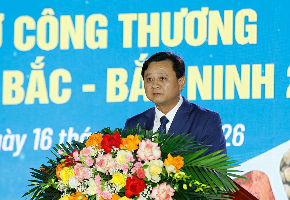 Đồng ch&iacute; Nguyễn Văn Phương, Ph&oacute; Gi&aacute;m đốc Sở C&ocirc;ng Thương ph&aacute;t biểu khai mạc hội chợ.