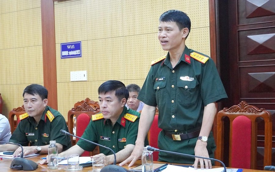 Đại t&aacute; T&ocirc; Hồng Qu&acirc;n, Ph&oacute; Ch&iacute;nh ủy Binh chủng Th&ocirc;ng tin li&ecirc;n lạc ph&aacute;t biểu tại buổi l&agrave;m việc