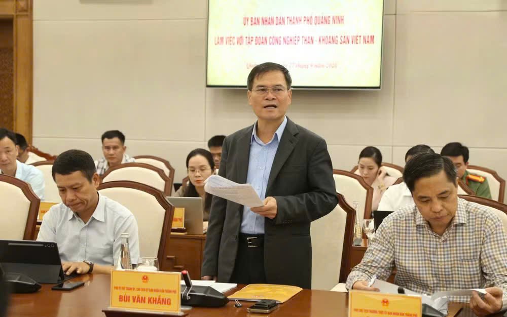 Ông Bùi Văn Khắng, Phó Bí thư Thành ủy, Chủ tịch UBND thành phố Quảng Ninh, phát biểu tại cuộc làm việc Ông Bùi Văn Khắng, Phó Bí thư Thành ủy, Chủ tịch UBND thành phố Quảng Ninh, phát biểu tại cuộc làm việc