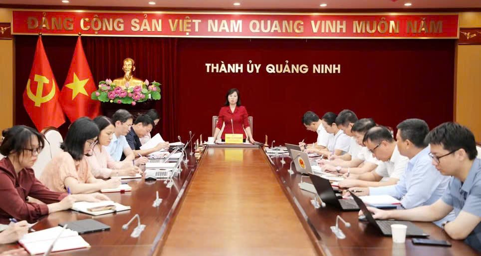 Bà Trịnh Thị Minh Thanh, Phó Bí thư Thường trực Thành ủy, Chủ tịch HĐND thành phố Quảng Ninh, chủ trì cuộc họp Bà Trịnh Thị Minh Thanh, Phó Bí thư Thường trực Thành ủy, Chủ tịch HĐND thành phố Quảng Ninh, chủ trì cuộc họp